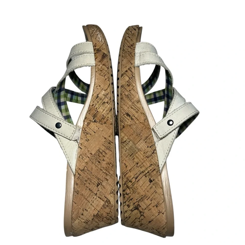 Crocs Beige Cross Strap Sandals‎ Sz 10